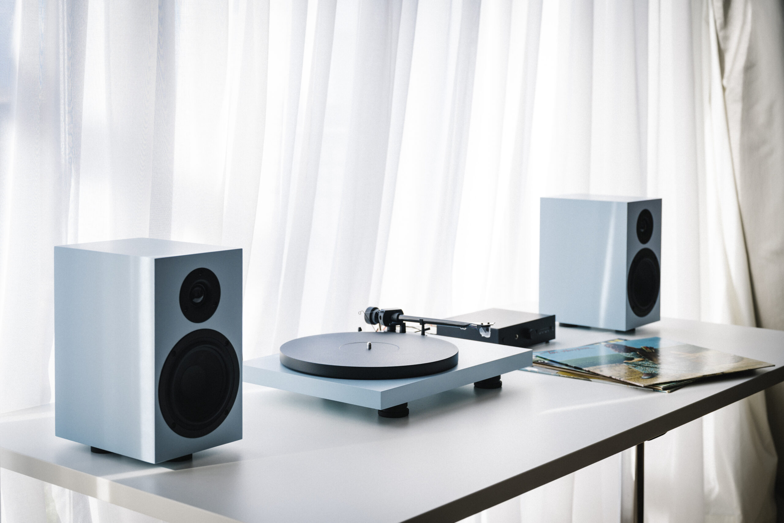 Pro-Ject Colourful Audio System E, sistema completo accesible tocadiscos amplificador y altavoces