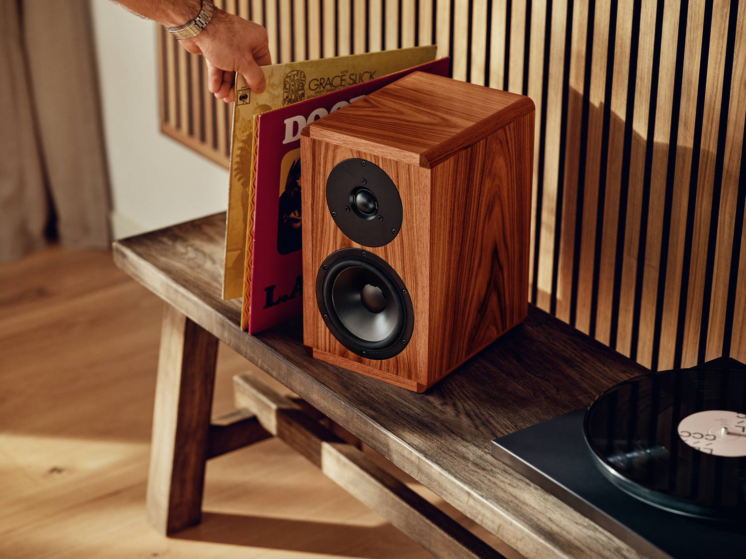 Dynaudio Legend, altavoces bookshelf alta gama acabado madera natural costa rica